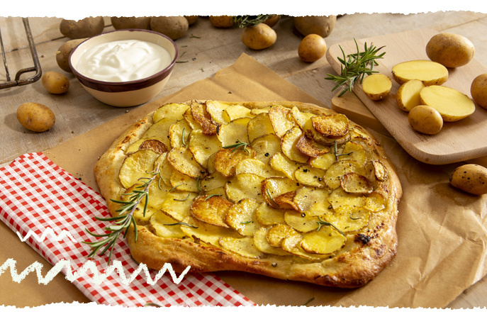 Kartoffelpizza mit Frischkäse und Rosmarin