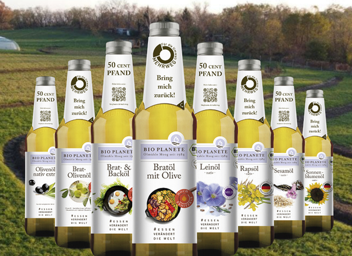 KI generiert: Verschiedene Flaschen Bio-Öl vor einem Feld. Text: "50 Cent Pfand. Bring mich zurück!"