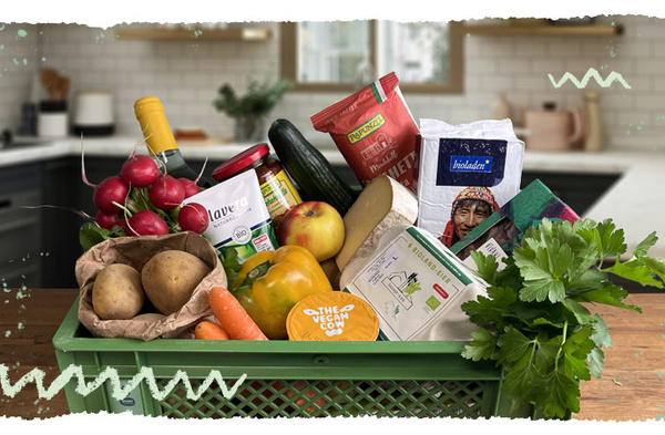 vollgepackte Kiste in Küche
