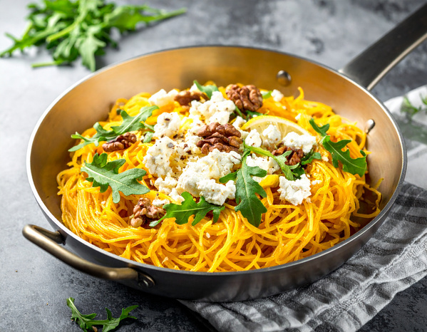 Spaghettikürbis Gemüse Pasta mit Zitronen Ricotta, Rucola und Walnüssen