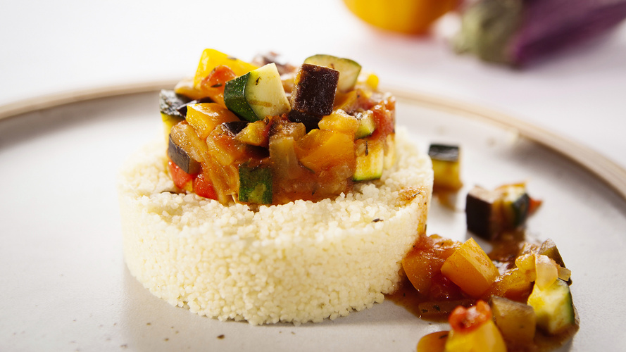 Rezeptbild für 260. Pikantes Ratatouille auf Couscous-Bett (vegan)
