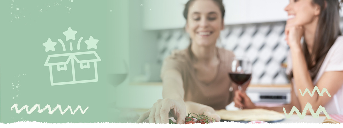 KI generiert: Das Bild zeigt zwei lachende Frauen, die in einer Küche zusammen Wein trinken und eine Mahlzeit zubereiten. Links ist ein grüner Bereich mit einer Grafik von einem Paket mit drei Sternen darüber.