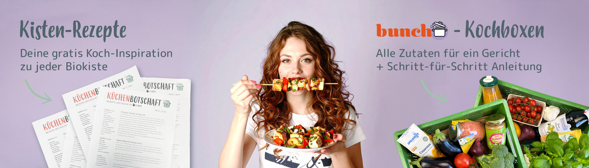 KI-generierte Beschreibung: Das Bild zeigt eine Frau mit Kochboxen und Rezepten der Ökokisten. Text: "Kisten-Rezepte" und "bunches - Kochboxen".