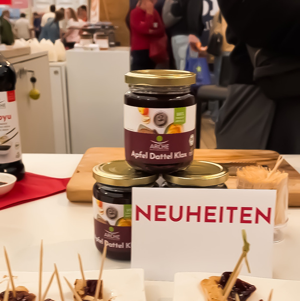 KI generiert: Hauptinhalt: Neuheiten auf der BioFach Messe. Text: "NEUHEITEN".