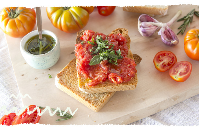 Geröstes Sauerteigbrot mit Tomate und Kräuteröl