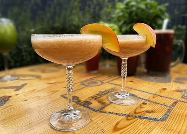 Zwei Gläser Bellini