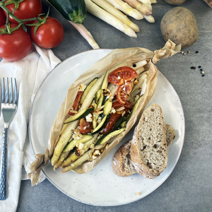 Ofenspargel mit Tomaten und Zucchini