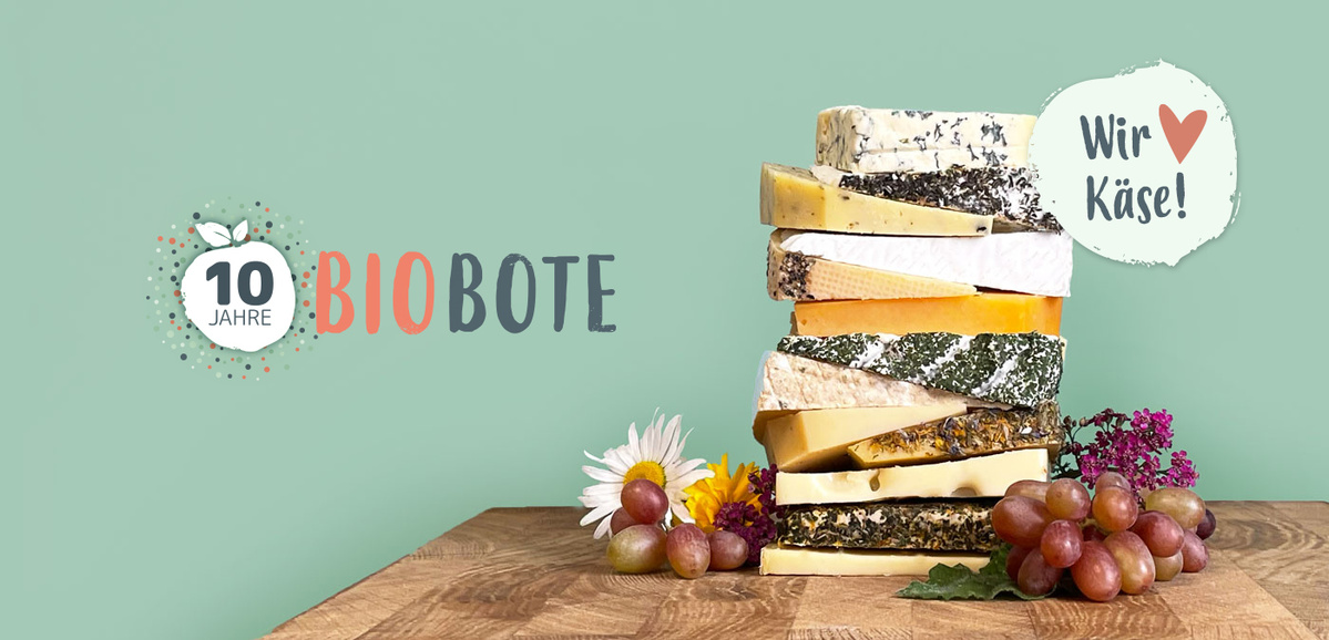 KI generiert: Käsestapel mit Blumen und Trauben, Text: "10 Jahre BIOBOTE. Wir ♥ Käse!"