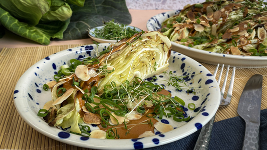 Gebackener Spitzkohl mit Miso-Soße