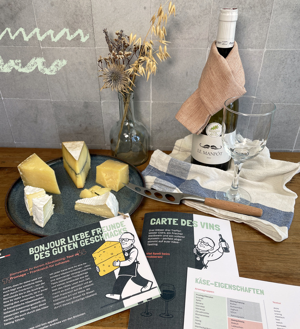 KI generiert: Käseplatte mit Wein, einem Weinglas und Infokarten zu Käse und Wein. Text: "BONJOUR LIEBE FREUNDE DES GUTEN GESCHMACKS".