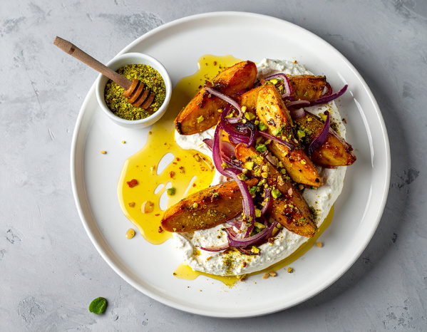 Ofenquitten auf Labneh mit Chili-Honig, Zaatar und Pistazien