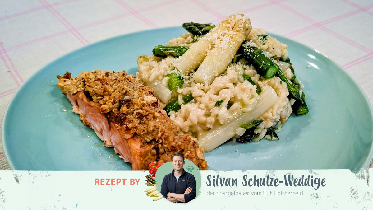 KI generiert: Ein Teller mit Spargel-Risotto und Nusskruste-Lachs. Text: "Rezept by Silvan Schulze-Weddige".