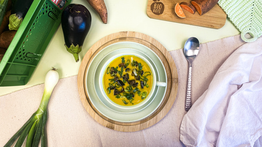 Vegane Süßkartoffelsuppe mit gebratener Aubergine