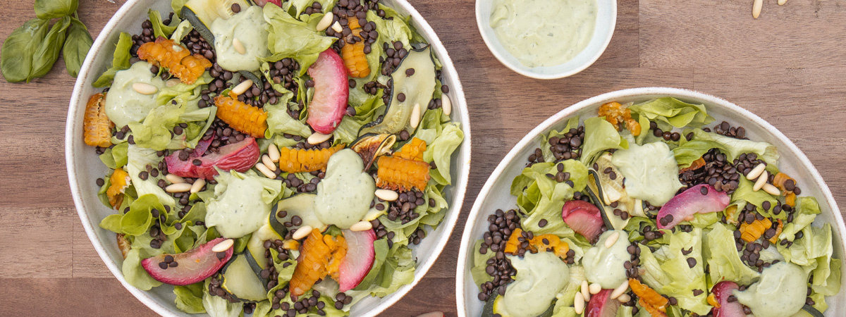 Sommersalat mit  gebackener Zucchini, Mais und Nektarine