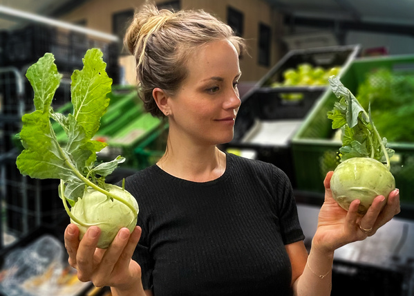 Regional oder Bio - Lisa mit zwei Kohlrabi in der Hand