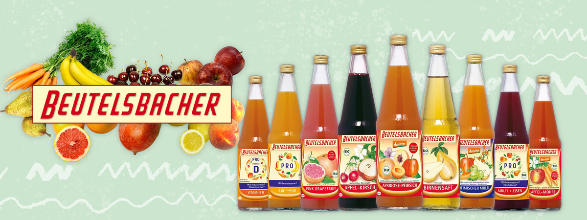 KI generiert: Verschiedene Beutelsbacher Saftflaschen mit Früchten im Hintergrund. Text: "BEUTELSBACHER".