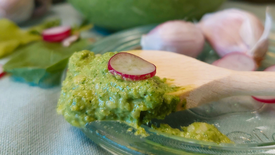Rezeptbild für 146. Pesto aus Radieschenblättern