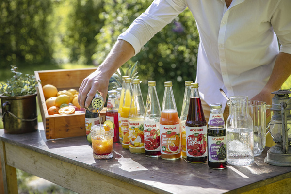 Voelkel Sommerdrinks verschiedene Saftflaschen auf Tisch