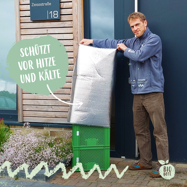 KI generiert: Ein Mann zeigt eine isolierende Verpackung; Text: "SCHÜTZT VOR HITZE UND KÄLTE".