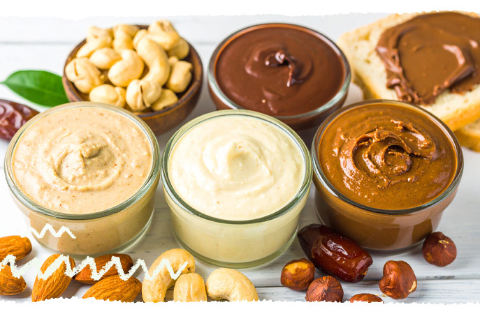 KI generiert: Verschiedene Nussmuse und -cremes in Gläsern mit Nüssen und Datteln dekoriert.