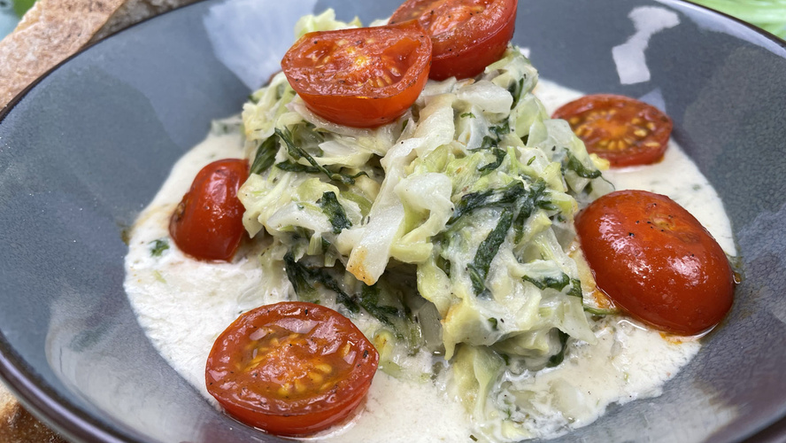 Rezeptbild für 76. Spitzkohl-Stielmus-Pfanne mit Cashewsahne (vegan)