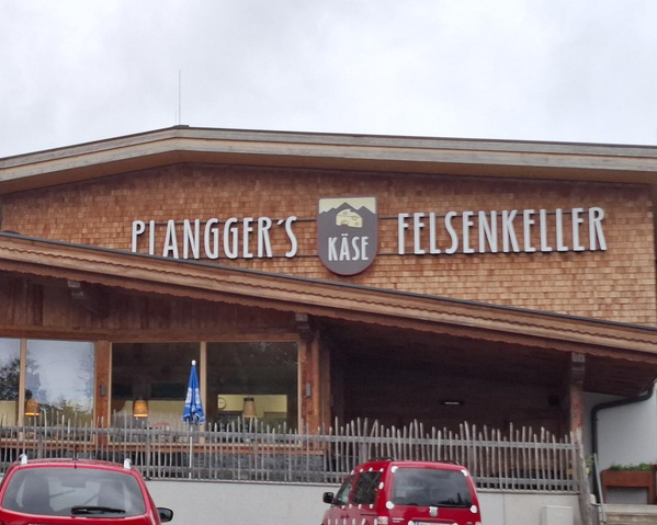 KI generiert: Hauptinhalt des Bildes ist ein Käsegeschäft namens "Piangger's Felsenkeller".