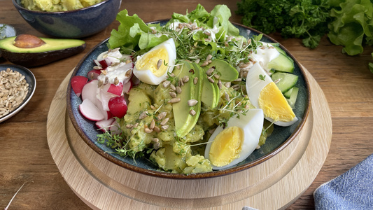 Geschmorter Weißkohl mit  Mönchsbart und Apfel-Dip