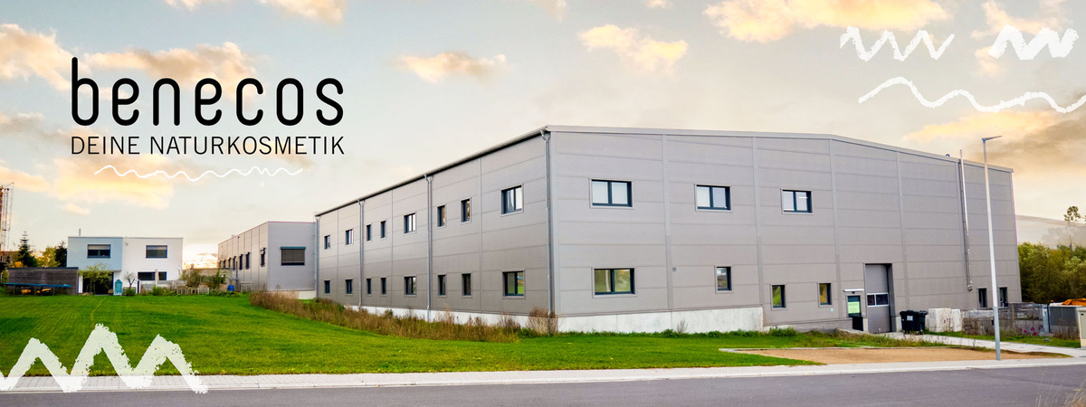 Produktionshalle benecos mit Markenlogo