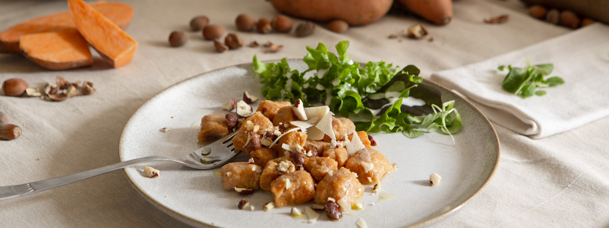 Sommersalat mit  gebackener Zucchini, Mais und Nektarine