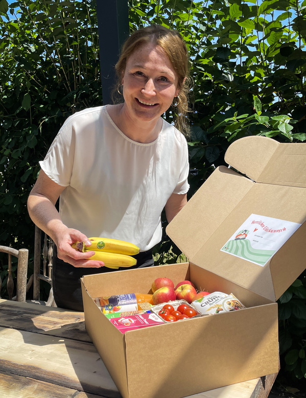 Hebamme Gabi Höher mit der Bioboten Mama Wochenbett Box