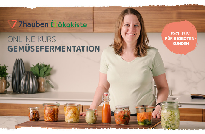 KI generiert: Eine Frau steht hinter Gläsern mit fermentiertem Gemüse. Text: "ONLINE KURS GEMÜSEFERMENTATION".