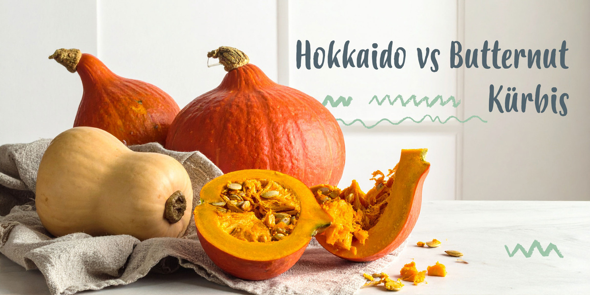 KI generiert: Hokkaido- und Butternut-Kürbisse auf einem Tisch. Text: "Hokkaido vs Butternut Kürbis".
