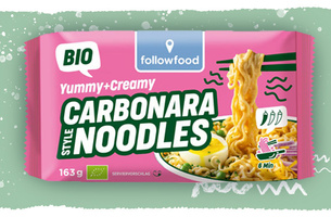KI generiert: Verpackung von Bio-Carbonara-Nudeln. Text: "Yummy+Creamy CARBONARA NOODLES, 163 g, 6 Min".