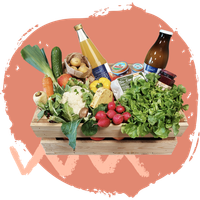 KI generiert: Eine Gemüsekiste mit frischem Obst, Gemüse, Eiern und Milchprodukten. Text: "Bio-Eier".