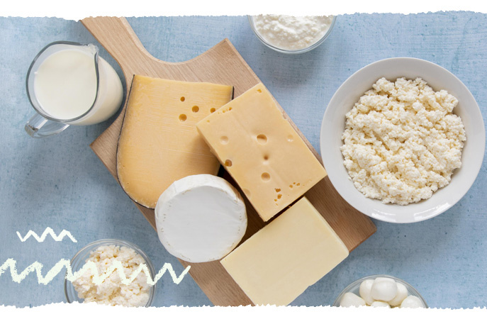 KI generiert: Verschiedene Käsesorten und Milchprodukte auf einem Schneidebrett und in Schalen.