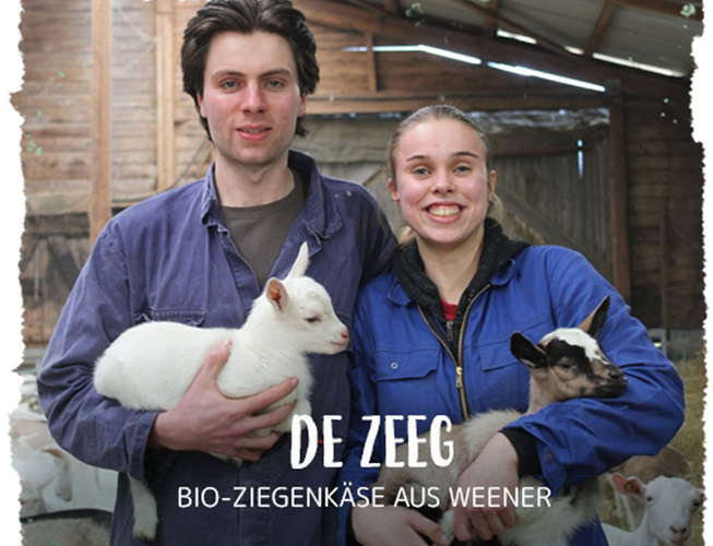 KI generiert: Zwei Personen halten Ziegen. Text: "DE ZEEG BIO-ZIEGENKÄSE AUS WEENER".