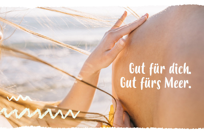 KI generiert: Eine Person trägt Sonnencreme am Strand auf. Text: "Gut für dich. Gut fürs Meer."