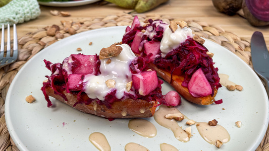Gefüllte Süßkartoffel mit roter Beete und Birne