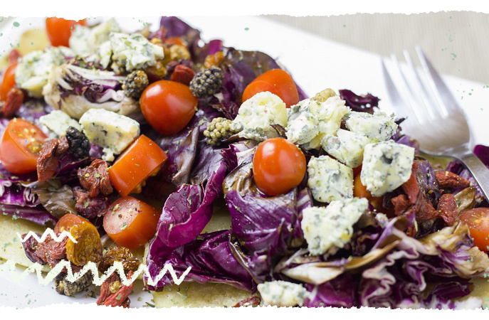 Gebratener Radicchio mit Cocktailtomaten und Roquefort