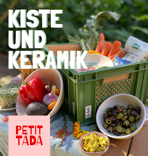 KI generiert: Grüne Kiste mit Gemüse und Keramikschalen, Text: "Kiste und Keramik".