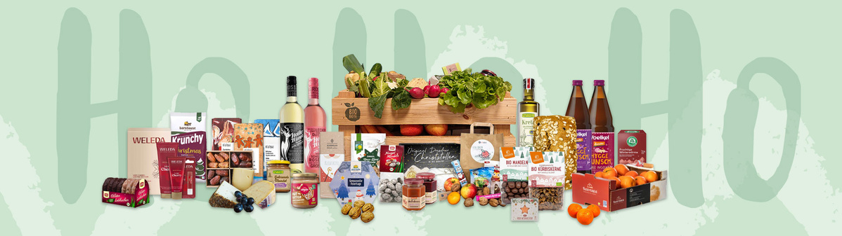 HeaderAdventskalender 25, Vielfältige Lebensmittelprodukte und Getränke vor grünlichem Hintergrund, Text: "Ho Ho Ho".