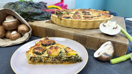 Quiche mit Mangold, Zucchini und Champignons