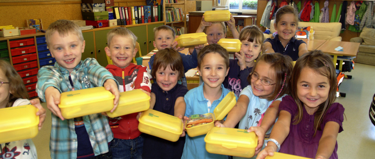 Kinder essen Obst in der Schule